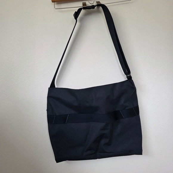 Away F.A.R Navy Messenger Bag 16L - NWOT - Picture 2 of 5